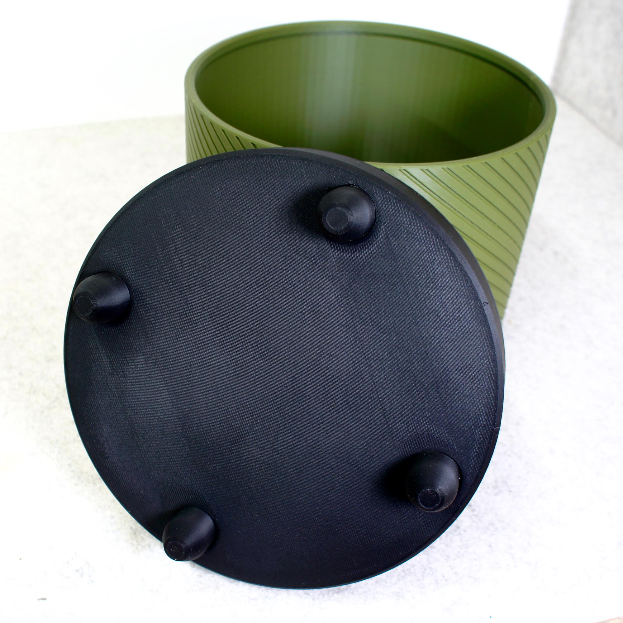 Industrial Style : Spiral Groove Plant Pot 18cm with Feet and Drip Tray