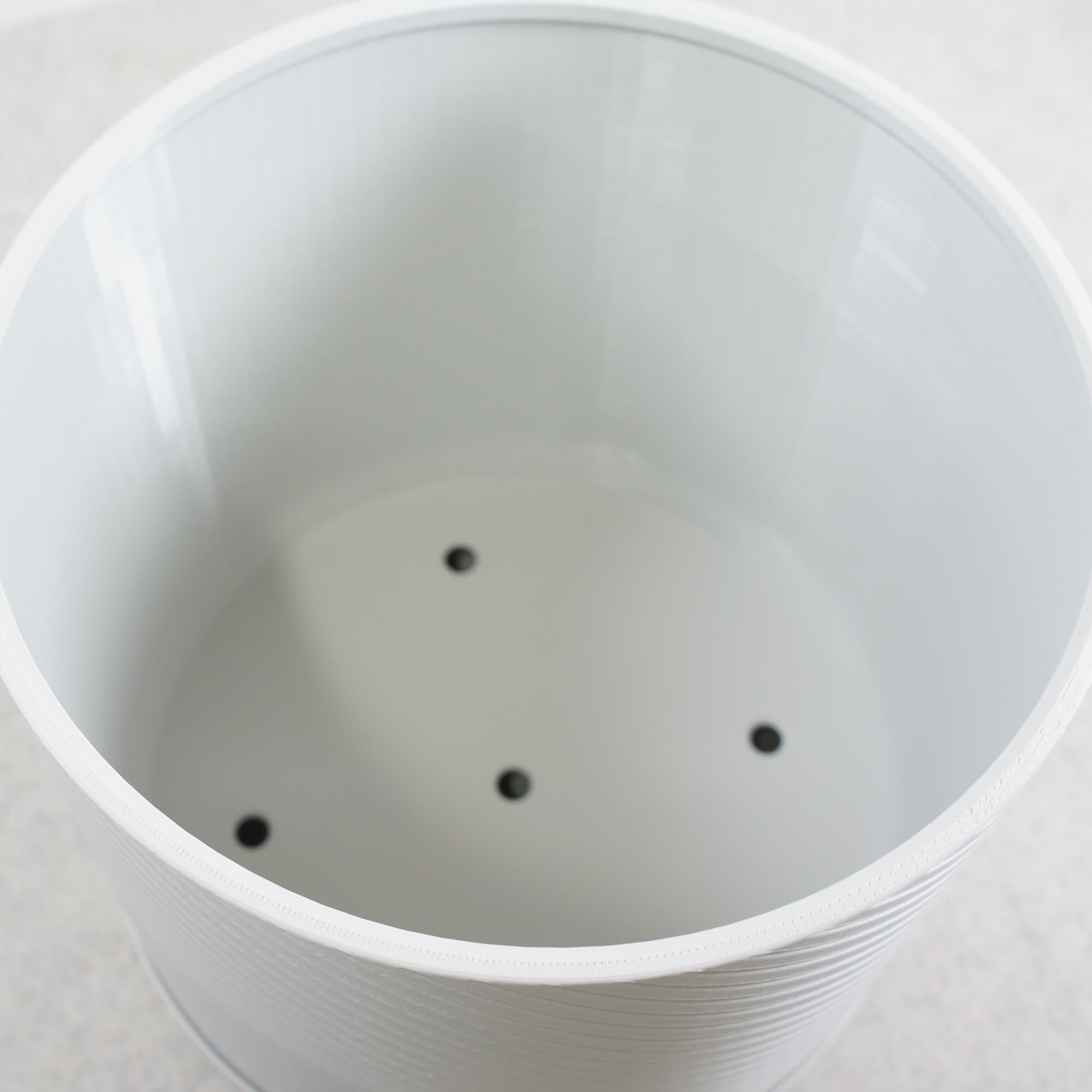 Industrial Style : Light Grey : Spiral Groove Plant Pot 18cm with Feet and Drip Tray